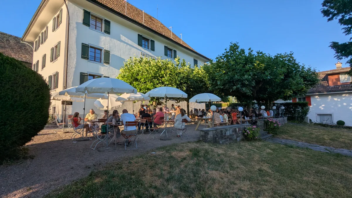Die «Krone Forch» ist dank einem Pop-up wieder belebt. Man sieht den Aussenbereich der «Krone Forch».